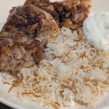 Grilled chicken with vermicelli rice and garlic yoghurt sauce