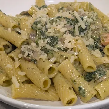 Pesto rigatoni with smoked salmon